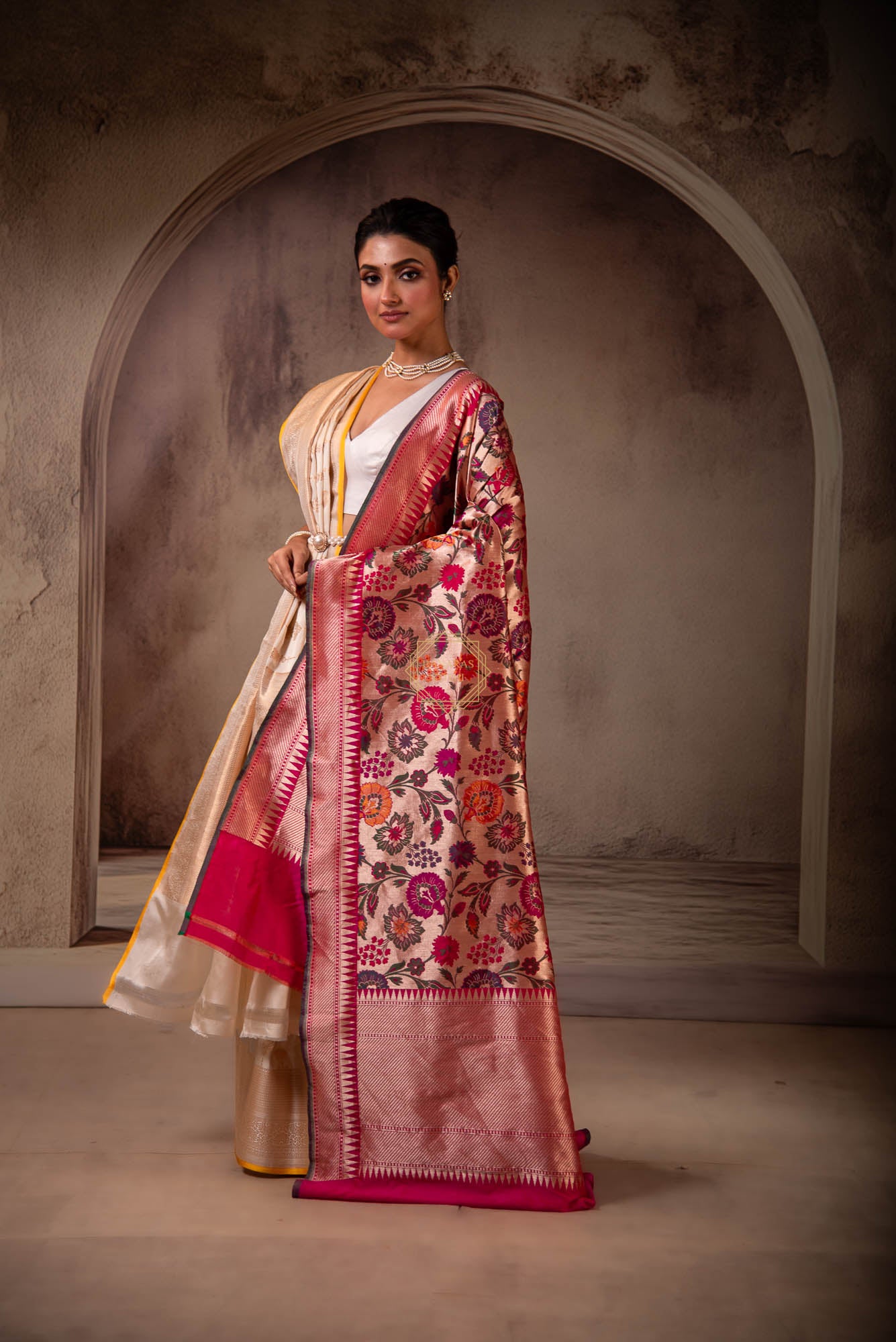 Kimkhab Meenedar Jaal Weaved on Zari Base Dupatta