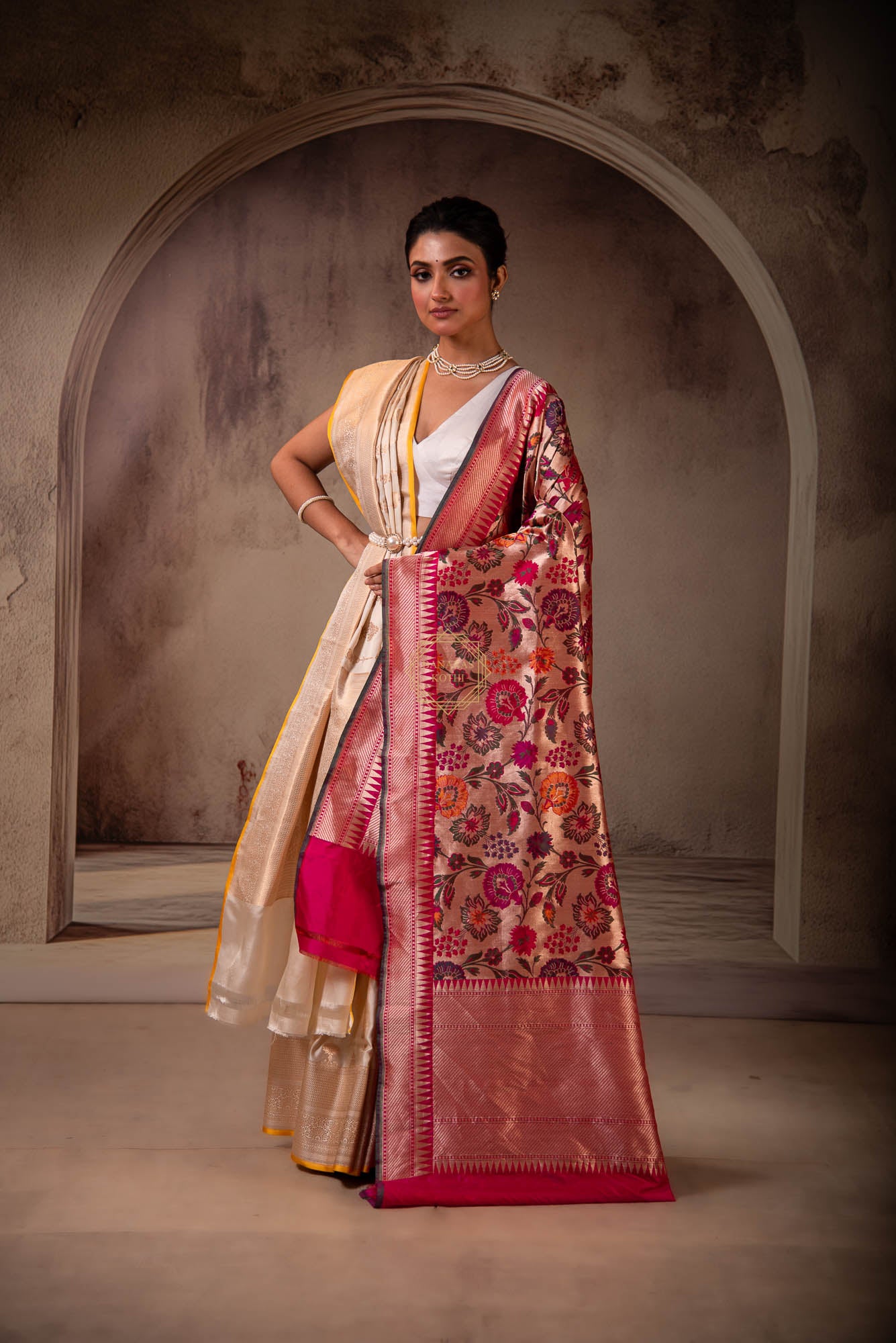 Kimkhab Meenedar Jaal Weaved on Zari Base Dupatta