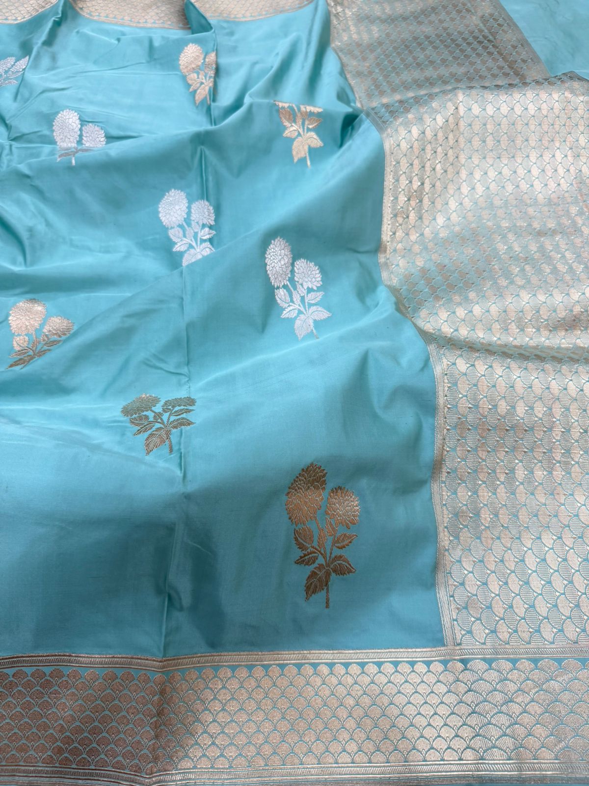 Ektara with Gold and Silver Zari Buta and Border